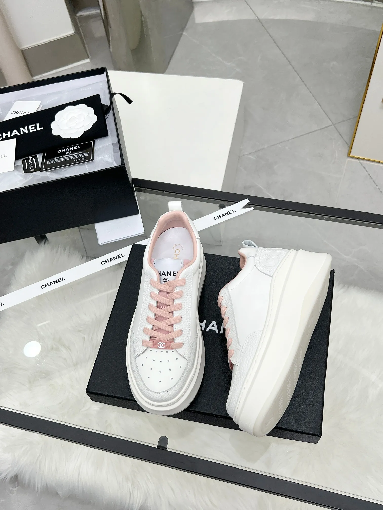 👟👟Ex-factory price 540👟👟 CHANEL 25C spring and summer new sports shoes official website is available at the same time ❤️ Counter out-of-stock kings. Major bloggers are recommending new styles on social days. This season’s new styles are simply eye-catching and look great on the feet. The casual casual sports style is refreshing and natural, interpreting Chanel’s fashionable femininity. The overall customization makes all sports shoes on the market at that time obsolete. This series is now available for sale! The upper is made of custom imported pebbled calf leather ➕ custom frosted calf leather. The lining is made of original one-to-one professionally customized mesh. Hardware accessories. Original full set of molds (not common in the market). Original custom molded TPU combination outsole. Height 4 cm. Women's size 35-39.